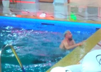 Kiara e bën Luizin të hidhet në pishinë vetëm me një shenjë