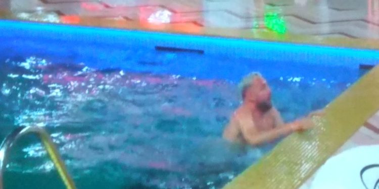 Kiara e bën Luizin të hidhet në pishinë vetëm me një shenjë