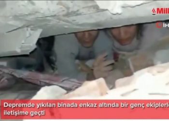 Çifti nën gërmadha, video prekëse nga tërmeti në Turqi