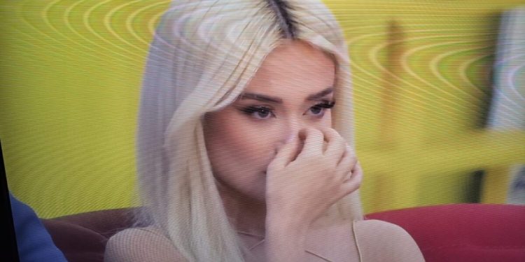 A ka histori dashurie me Amosin? Dea tregohet misterioze!