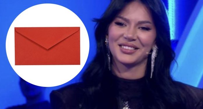 Në shtëpi shkoni zarfi i kuq i famshëm! Efi nxjerr zbuluar produksionin dhe paralajmëron Luizin dhe Kiarën