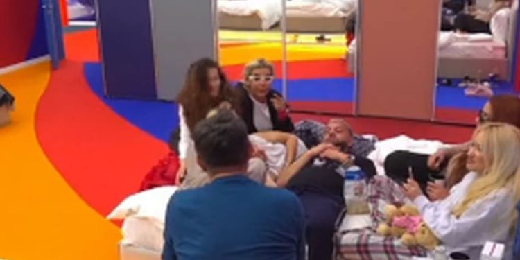 Luizi i shtrirë si ‘pasha’ mes femrash, vjen Kiara dhe e gjen: Sa të kthehem unë të jesh çuar, more vesh?