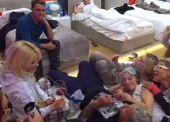 ‘Me e gjet unë Kiarën kështu, divorc direkt’! Luizi i shtrirë në një krevat me vajzat e BB VIP2: Në mes të gjithë këtyre yjeve…