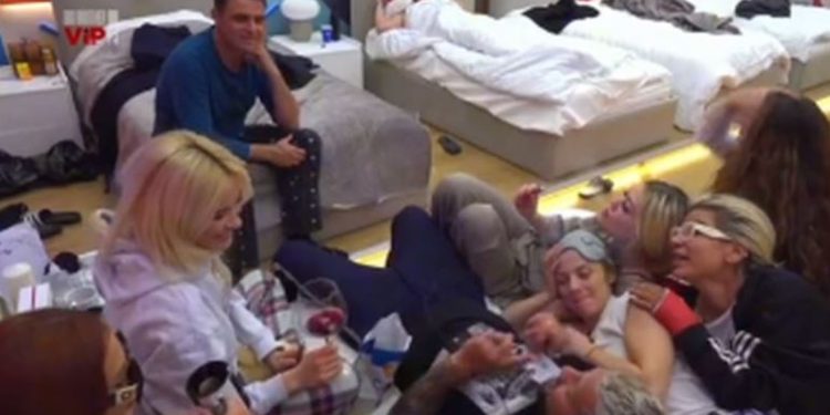 ‘Me e gjet unë Kiarën kështu, divorc direkt’! Luizi i shtrirë në një krevat me vajzat e BB VIP2: Në mes të gjithë këtyre yjeve…