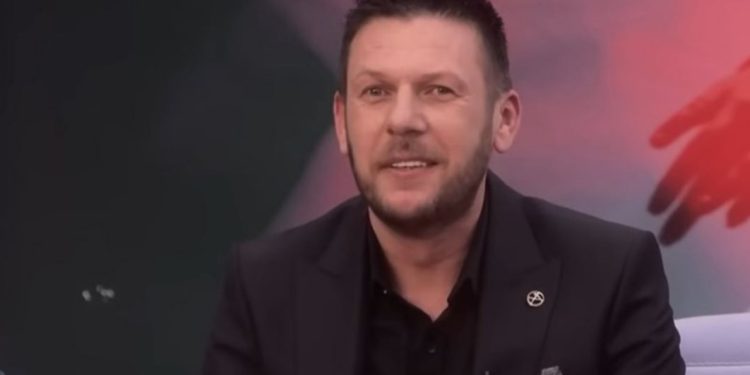 Humbi të dy prindërit në aksident, largimi nga puna në Portokalli dhe sherri me Agron Llakajn, historia e trishtë e Tan Brahimit që nuk e dinit