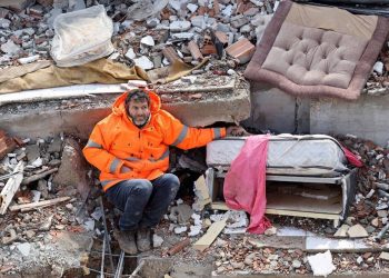Fotografia zemërthyese e tërmetit: E mbuluar nga rrënojat, babai nuk i lëshon dorën vajzës së pajetë