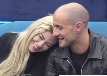 “Sa te bukur e ke qafën”! Kristi bie brenda me Keisin, e harroi fare të dashurën që e pret jashtë