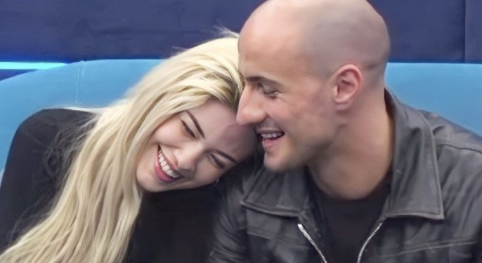 “Sa te bukur e ke qafën”! Kristi bie brenda me Keisin, e harroi fare të dashurën që e pret jashtë