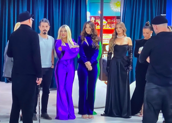 Banorët dalin në oborr për të takuar babanë e Kristit, Luizi qëndron brenda i vetmuar pas largimit të Efit