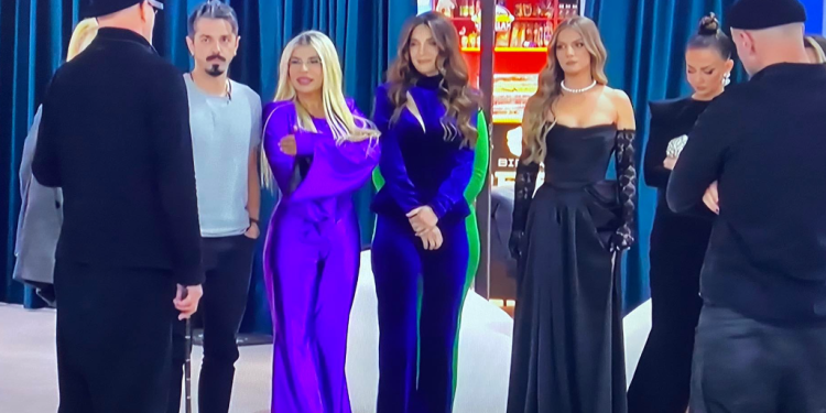 Banorët dalin në oborr për të takuar babanë e Kristit, Luizi qëndron brenda i vetmuar pas largimit të Efit