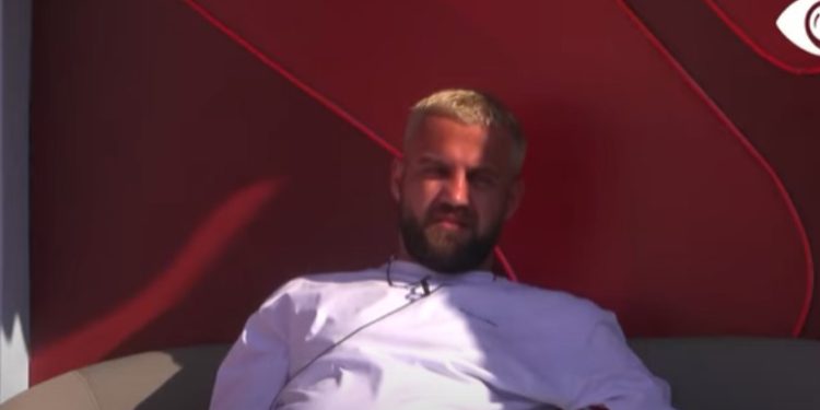 Luizi shkon në banjo dhe harron mikrofonin hapur, dëgjohet çdo gjë