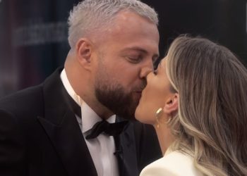 Luizi “puthet” me Oltën në buzë! Arbana, Zhaklina dhe Arbri nuk e mbajnë dot të qeshurën