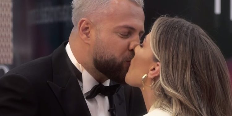 Luizi “puthet” me Oltën në buzë! Arbana, Zhaklina dhe Arbri nuk e mbajnë dot të qeshurën