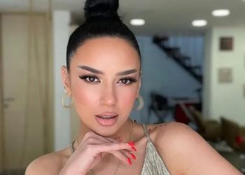 Bora Zemani poston këtë foto me duart te barku dhe të gjithë e urojnë se është shtatzënë