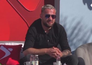 Luizi ka një guxim të çmendur dhe bën bisedën e ndaluar brenda shtëpisë me Oltën dhe Armaldon