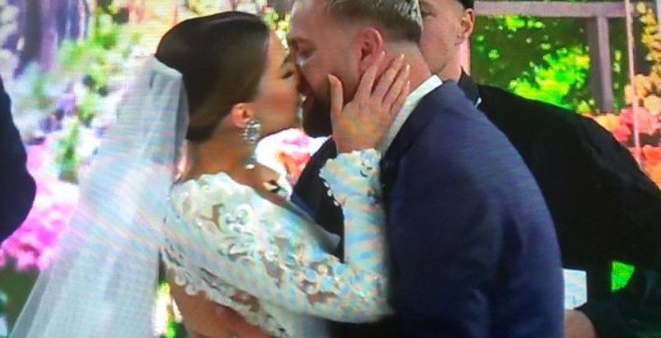 Kiara e puthi më në fund dhe u bë dasëm e madhe, shokët e Luizit nga jashtë i bëjnë atij një super surprizë