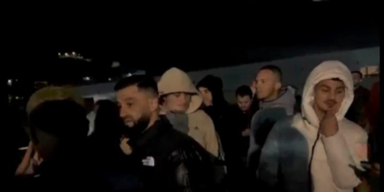 Protestë para TCH në përkrahje të Luizit, banorëve u lëshohet muzikë që mos të dëgjojnë asgjë