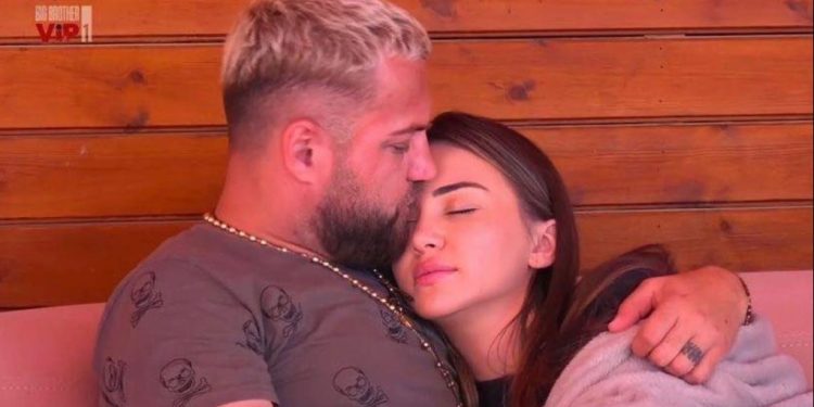 “Qentë të lehin, karvani ecën përpara”, kë po e ‘thumbon’ Kiara Tito me postimin e fundit?