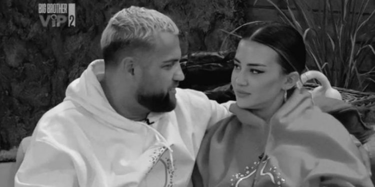 Moderatores nuk i del inati! Mamaja e Luizit nuk e përshëndeti, Kiara ia përmend këngëtarit dhe ia numëron një nga një: E lexuam të gjithë…