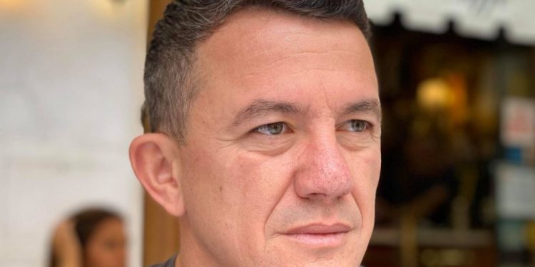 Top Channel e përjashton Berat Buzhalën nga emisioni për një status në Facebook për Golden Eagle