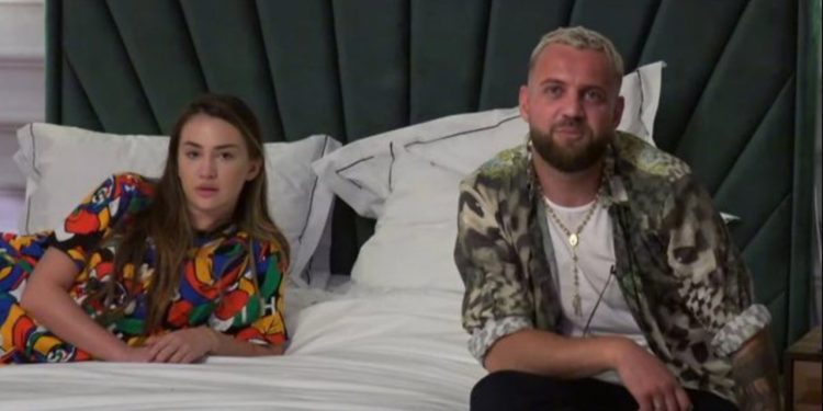 Publiku nuk përmbahet ndaj moderatores/ Njerëzit shpërthejnë keq ndaj Kiarës: Të të vijë turp për reagimin që bëre