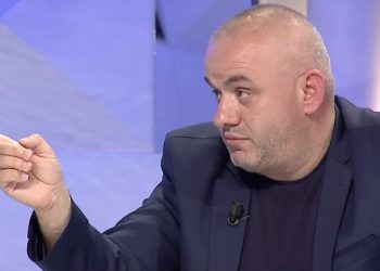 Gazetari Artan Hoxha publikon fotografinë e rojës që mbeti i vdekur në Top Channel