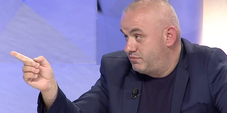 Gazetari Artan Hoxha publikon fotografinë e rojës që mbeti i vdekur në Top Channel