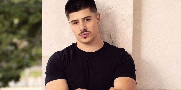 “Nanë e shtrenjta nana… Allahu të shpërbleftë me xhenet”, postimi prekës i Fidanit për vdekjen e nënës në moshë të re