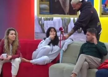 Luizi harron Kiarën? I dhuron tërndafil dhe i jep rrobat banores së re