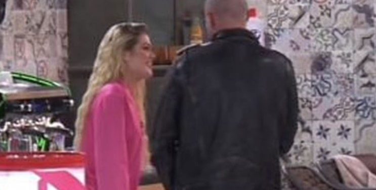 Frikë nga babi Sabi, Kristi dhe Keisi takohen fshehurazi në vendin sekret për t’u përqafuar