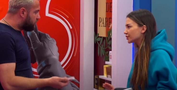 Luizi shkon ta përqafojë, Kiara e refuzon dhe e shtang me atë që i thotë