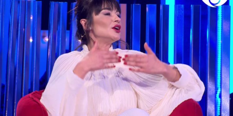 Zhaklina bën veprimin e pakëndshëm ndaj babait të Kiarës