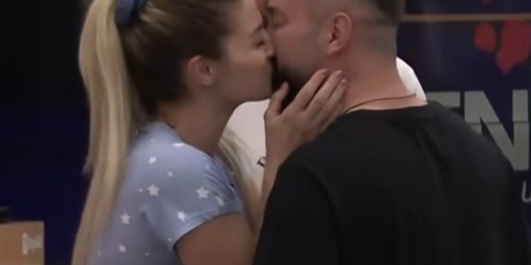 E pamë dhe këtë: Nita puth në buzë Visin
