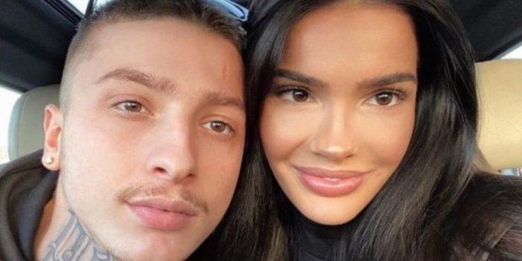 E zbulon Fero: Arbenita e përkushtuar ndaj fesë, i falë pesë vaktet