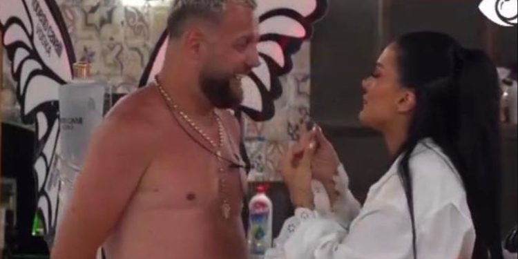 Efi pas spektaklit bëhet ‘tapë’ dhe i zbulon të gjitha, e ofendon Luizin