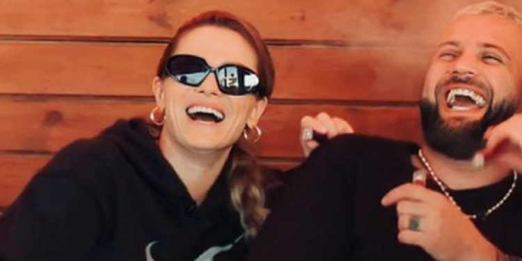 “Kështu nisin dashuritë e mëdha”/ Bledi puth Nitën, Luizi ngacmon këngëtaren: Si ndihesh kur një palë buzë të rrudhura…