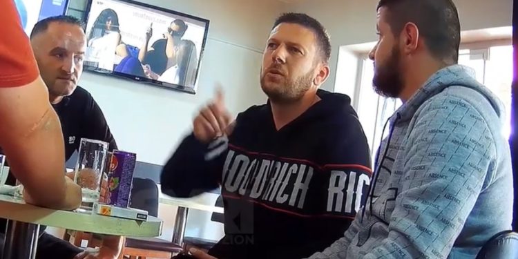 Kamera e fshehtë e ‘Piranjave’, Tan Brahimi përballet me ‘kushëririn’ mashtrues: Hajde sqarohemi jashtë lokalit