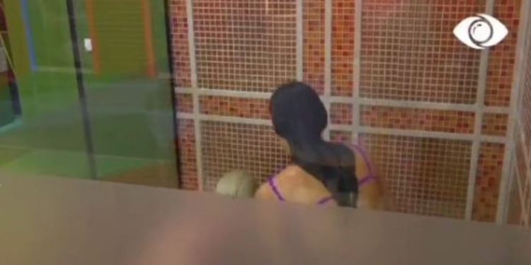 Dy banoret e Big Brotherit harrojnë se kanë kamera edhe në dush, bëjnë veprime provokuese