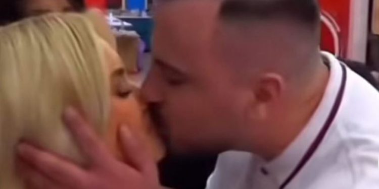 E papritur! Ronaldo i rrëmben një puthje Deas