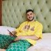 Butrint Imeri shihet në krahët e një femre joshëse