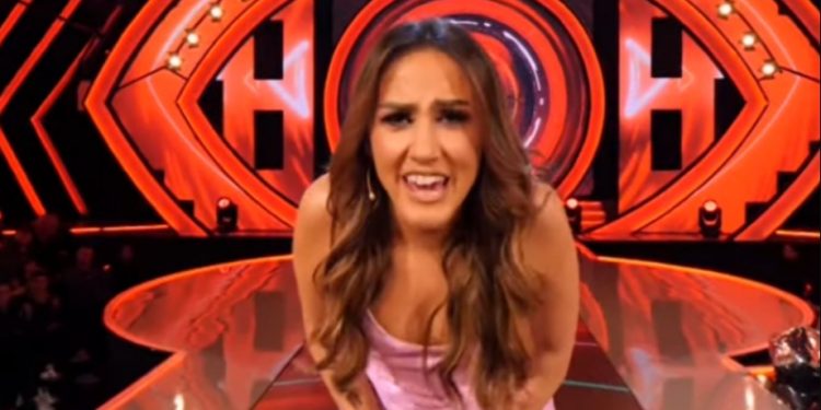 Arbana Osmani del jashtë kontrolli, nuk mund ta menagjoj fustanin e saj