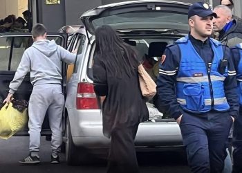 Çfarë po ndodhë- Zhaklin Lekatari e mohon se ia thyen xhamat e makinës