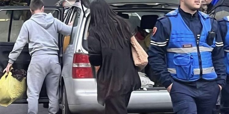 Çfarë po ndodhë- Zhaklin Lekatari e mohon se ia thyen xhamat e makinës