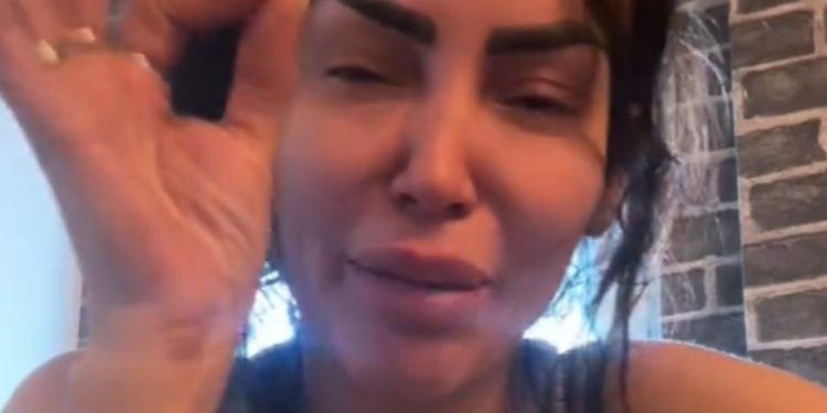 Fjolla Morina shpërthen në lot, akuzon rrobaqepësen se ia vodhi byzylykun 10 mijë euro