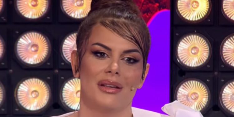 Big Mama shkon në dasmë, me këtë veshje ‘shashtrisë’ dasmorët