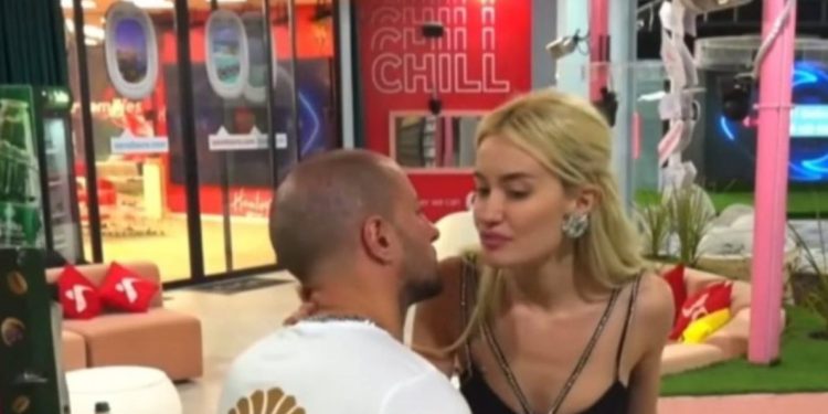 Kristi dhe Dea gati për t’u puthur? Çfarë po ndodh me dyshen