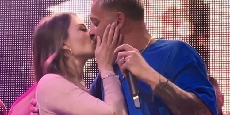 Video/ Kiara dhe Luizi të pandashëm, këndojnë të përqafuar këngën e tyre