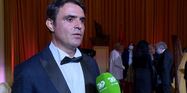 Maestro zbulon nëse do të ketë një bashkëpunim me Luiz Ejllin