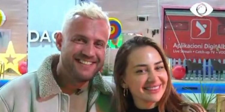 Publikohet fotoja/ Ja cili është personi në krah të Kiarës, ndërkohë që Luizi është në “BBVA”