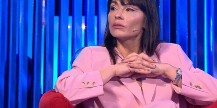 Qime gjithandej, Zhaklinë Lekatari del në publik pa u depiluar